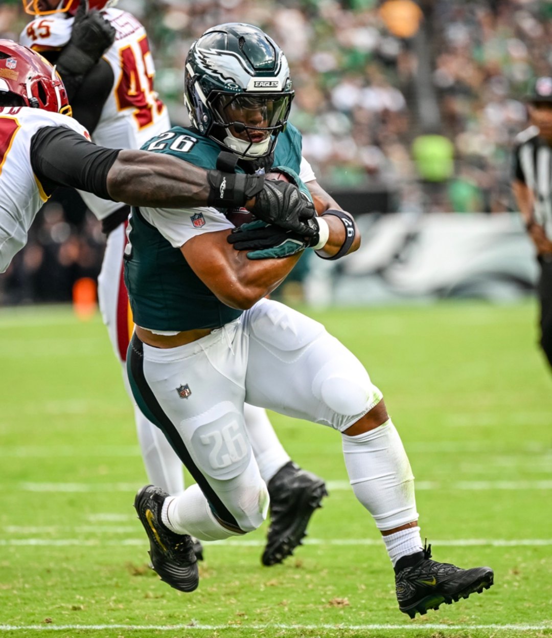 RB Barkley practicing, WR Smith held out