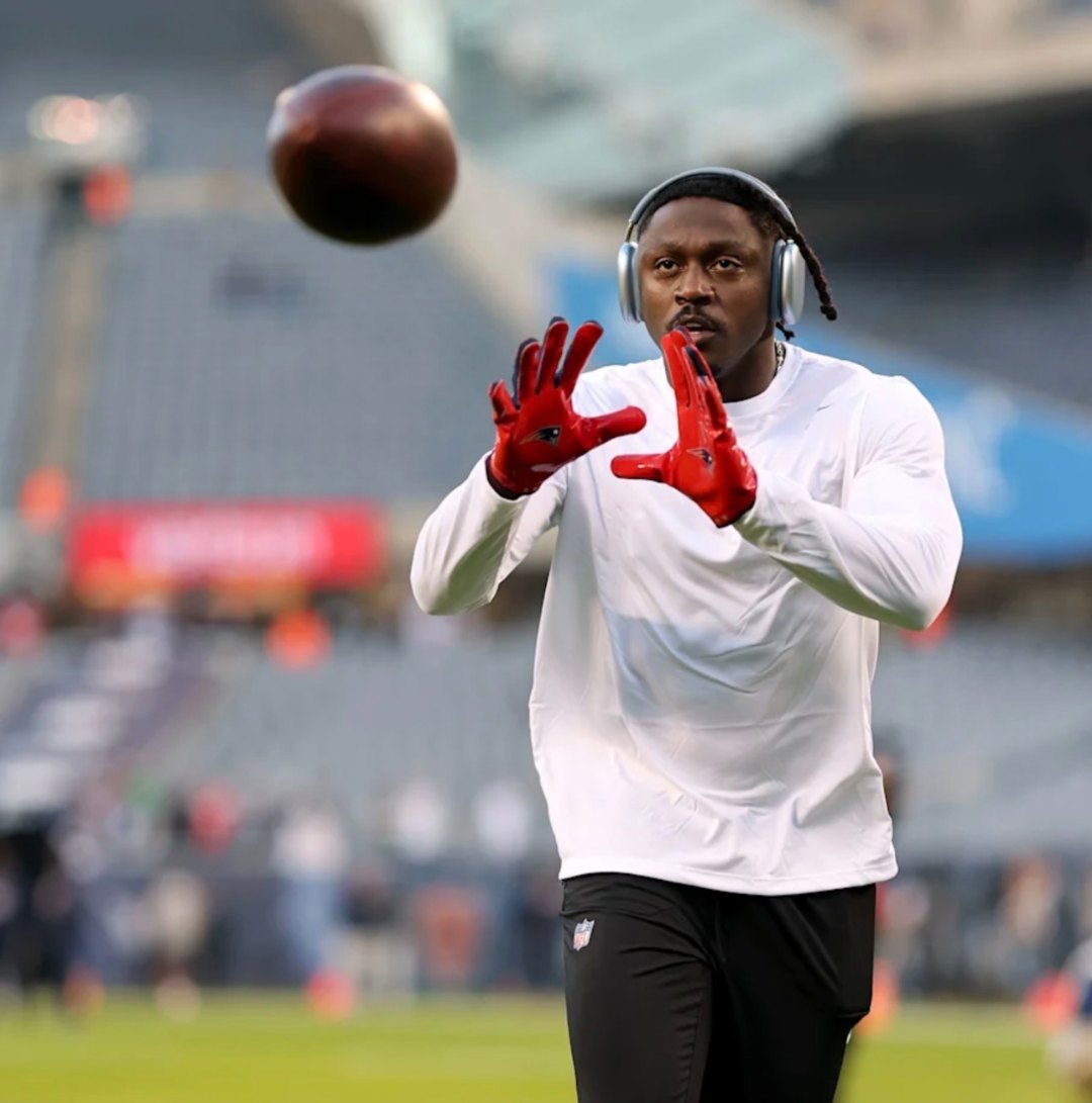 AJ Brown has knee ailment